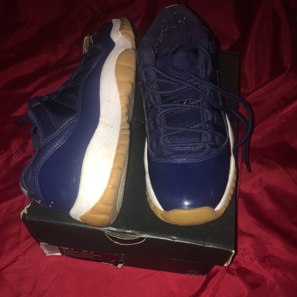 Kids retro 11 low size 6 in excellent condition